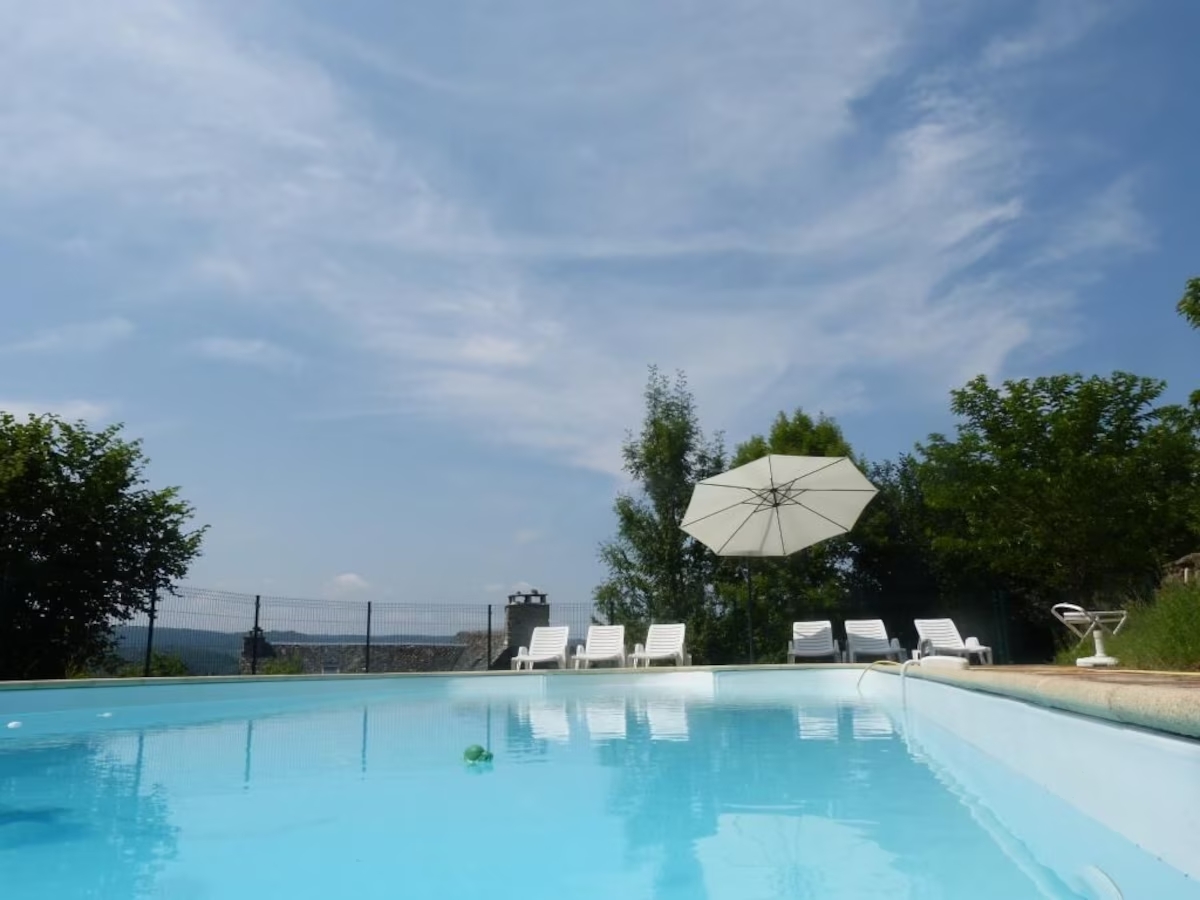 Espace piscine avec transats