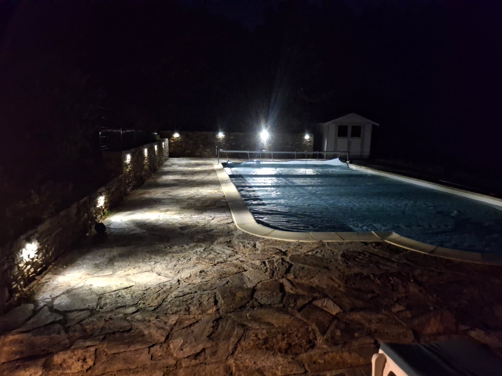 Piscine illuminée la nuit