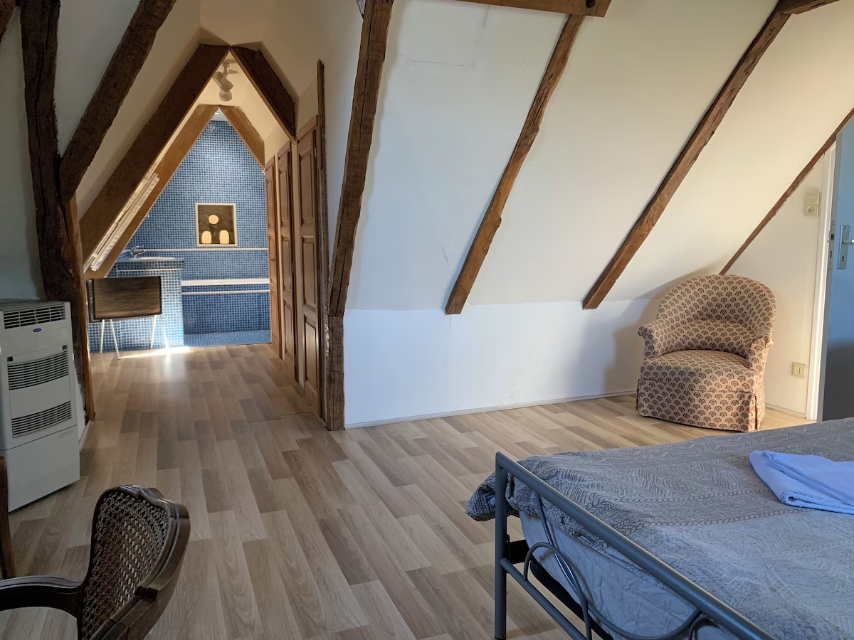 Salle de bain intégrée à la chambre